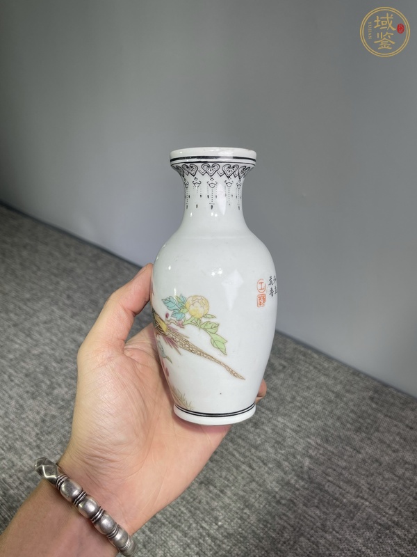 古玩陶瓷粉彩雉雞牡丹圖盤口瓶真品鑒賞圖