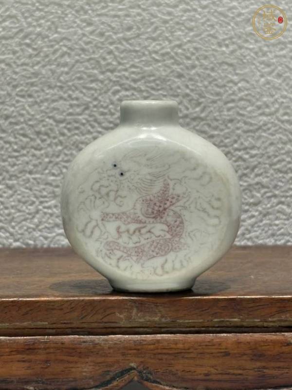 古玩陶瓷釉里紅龍紋鼻煙壺真品鑒賞圖