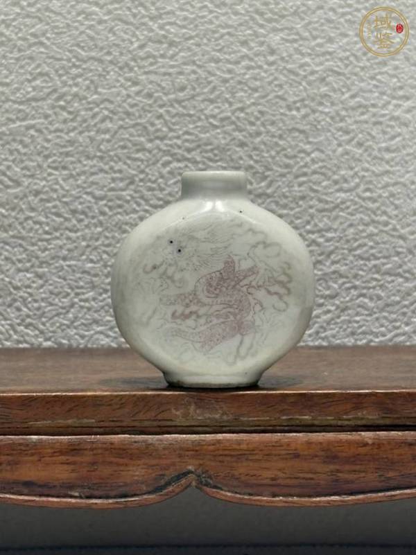 古玩陶瓷釉里紅龍紋鼻煙壺真品鑒賞圖