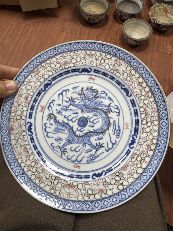 古玩創(chuàng)匯時(shí)期青花描金龍紋玲瓏瓷盤真品鑒賞圖