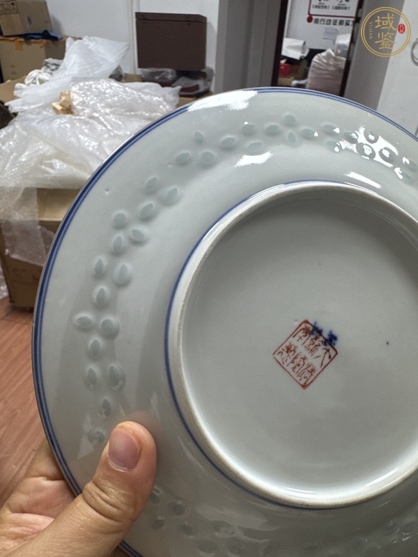 古玩陶瓷創(chuàng)匯時期青花描金龍紋玲瓏瓷盤真品鑒賞圖
