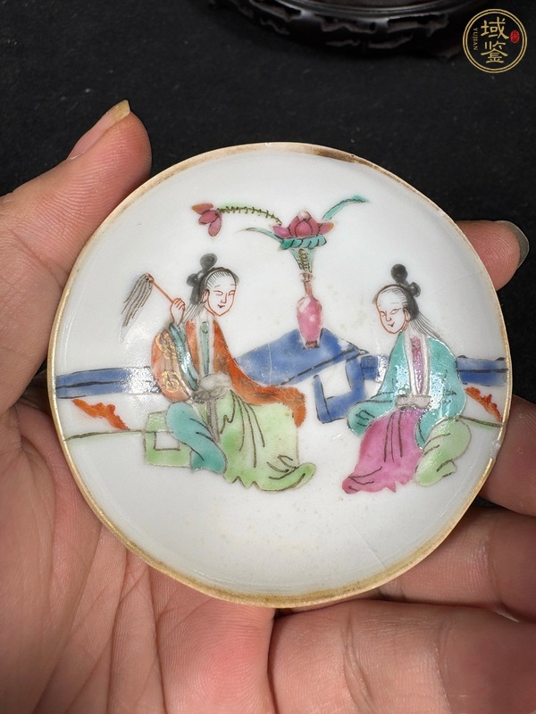 古玩陶瓷仕女紋粉彩盤真品鑒賞圖