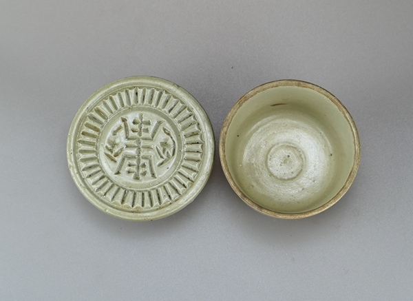 古玩陶瓷精品:明代龍泉窯青瓷缽式杯明代龍泉窯壽字托盤（一套拍賣）拍賣，當前價格191元