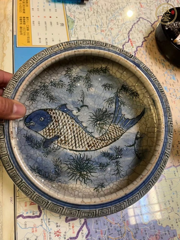 古玩陶瓷哥釉青花釉里紅魚藻紋洗真品鑒賞圖