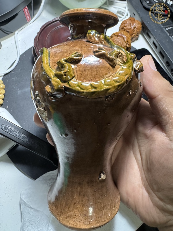 古玩陶瓷三彩堆塑龍紋瓶真品鑒賞圖