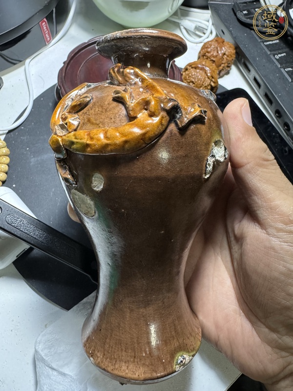 古玩陶瓷三彩堆塑龍紋瓶真品鑒賞圖