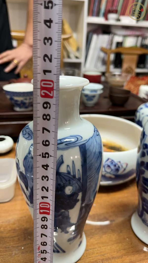 古玩陶瓷清康熙 青花人物紋觀音瓶真品鑒賞圖