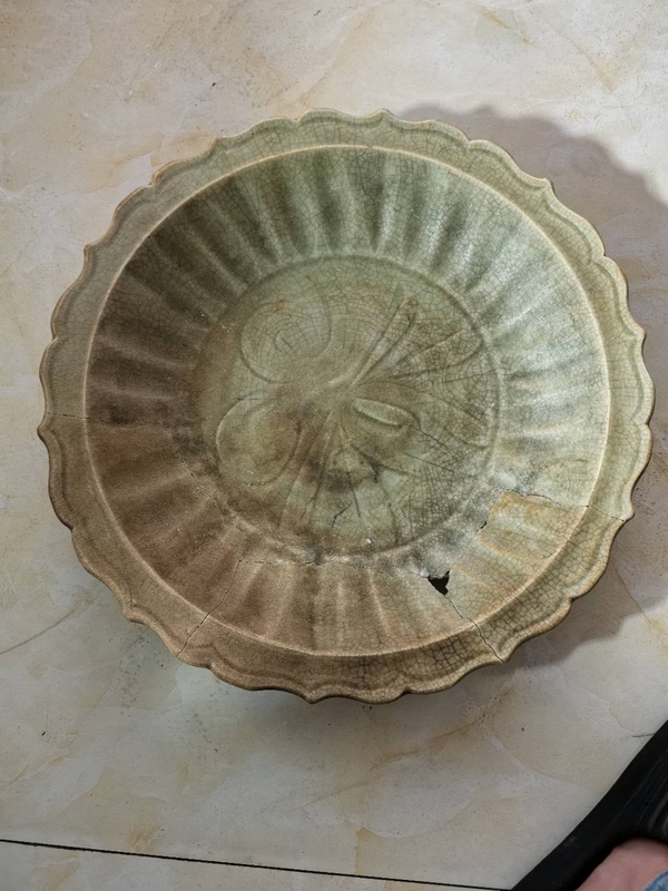 古玩陶瓷館藏級精品元代龍泉青瓷菱口內(nèi)外滿工特大賞盤拍賣，當(dāng)前價(jià)格2980元