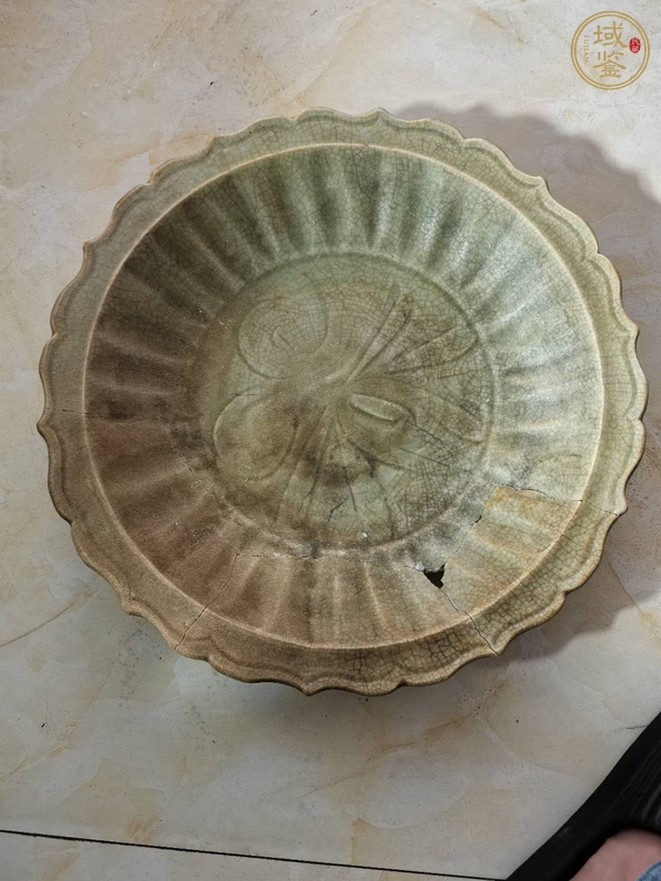 古玩陶瓷龍泉青瓷菱口盤真品鑒賞圖