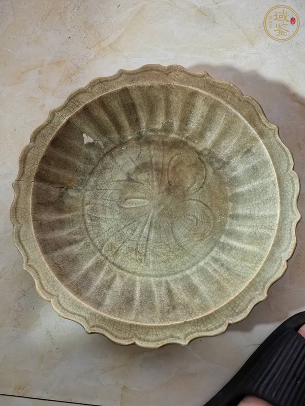 古玩陶瓷龍泉青瓷菱口盤真品鑒賞圖