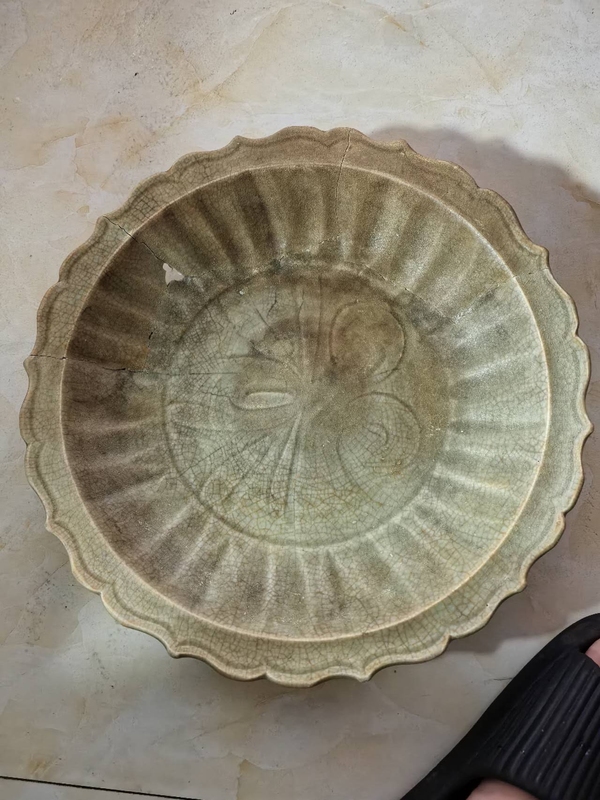 古玩陶瓷館藏級精品元代龍泉青瓷菱口內(nèi)外滿工特大賞盤拍賣，當(dāng)前價(jià)格2980元