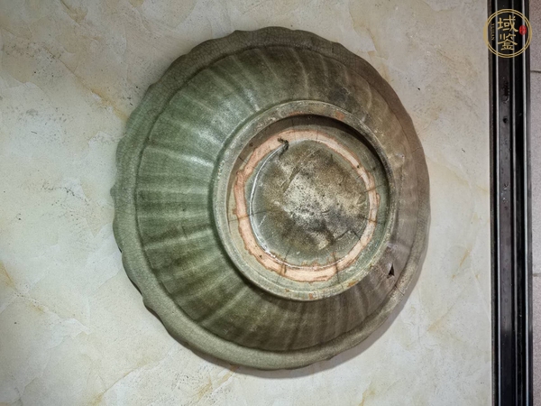 古玩陶瓷龍泉青瓷菱口盤真品鑒賞圖