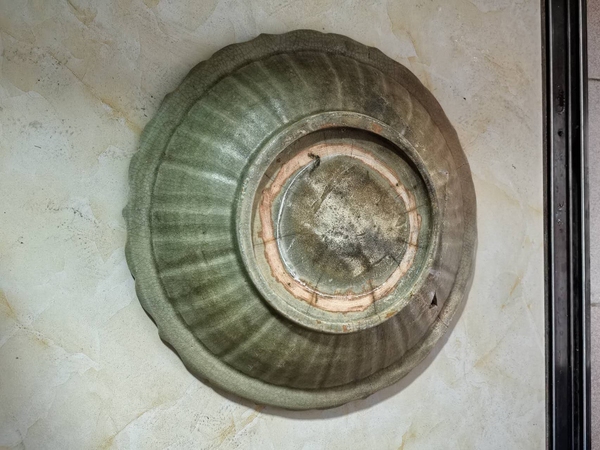 古玩陶瓷館藏級精品元代龍泉青瓷菱口內(nèi)外滿工特大賞盤拍賣，當(dāng)前價(jià)格2980元