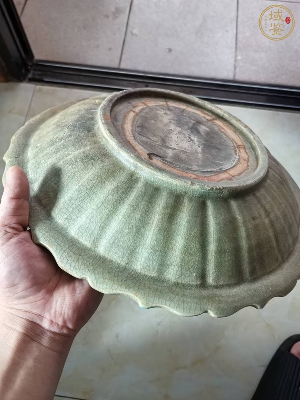 古玩陶瓷龍泉青瓷菱口盤真品鑒賞圖