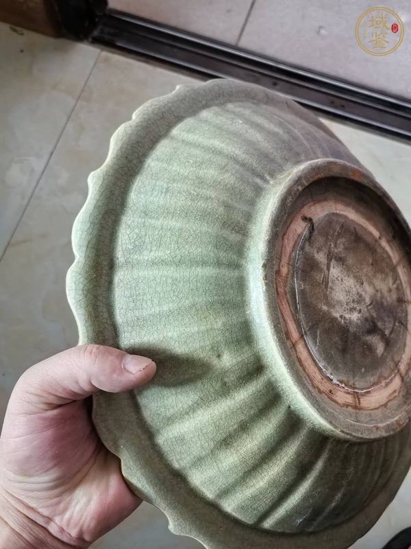 古玩陶瓷龍泉青瓷菱口盤真品鑒賞圖