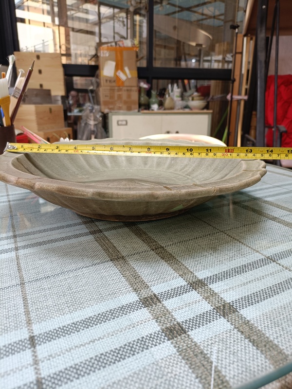 古玩陶瓷館藏級精品元代龍泉青瓷菱口內(nèi)外滿工特大賞盤拍賣，當(dāng)前價(jià)格2980元