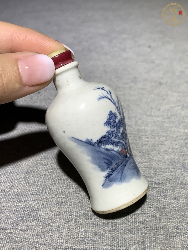 古玩陶瓷青花釉里紅山水人物鼻煙壺真品鑒賞圖