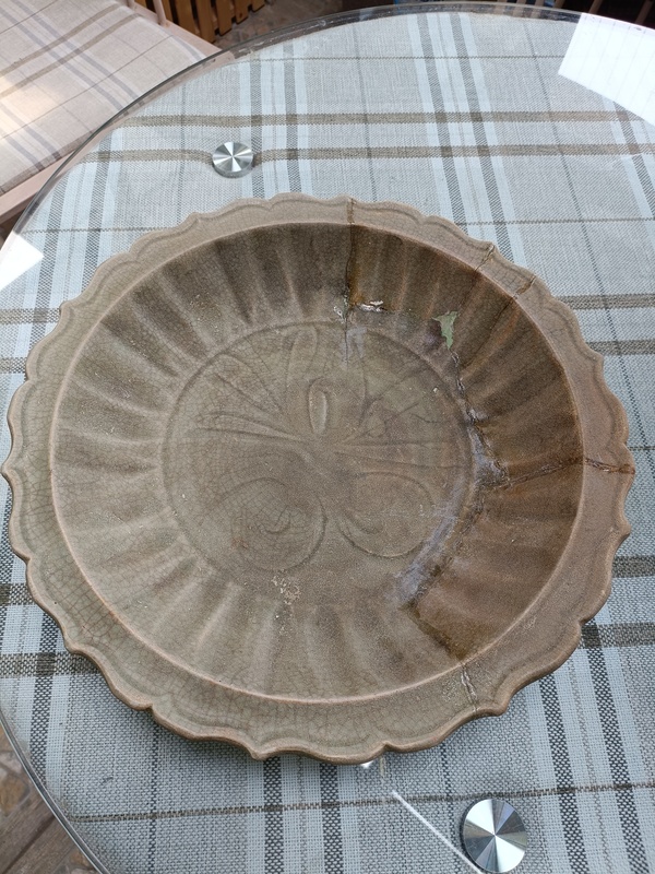古玩陶瓷館藏級精品元代龍泉青瓷菱口內(nèi)外滿工特大賞盤拍賣，當(dāng)前價(jià)格2980元