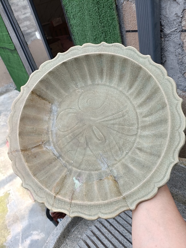 古玩陶瓷館藏級精品元代龍泉青瓷菱口內(nèi)外滿工特大賞盤拍賣，當(dāng)前價(jià)格2980元