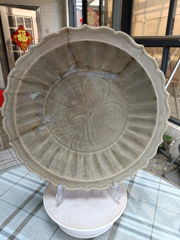 古玩陶瓷館藏級精品元代龍泉青瓷菱口內(nèi)外滿工特大賞盤拍賣，當(dāng)前價(jià)格2980元