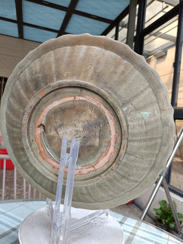古玩陶瓷館藏級精品元代龍泉青瓷菱口內(nèi)外滿工特大賞盤拍賣，當(dāng)前價(jià)格2980元