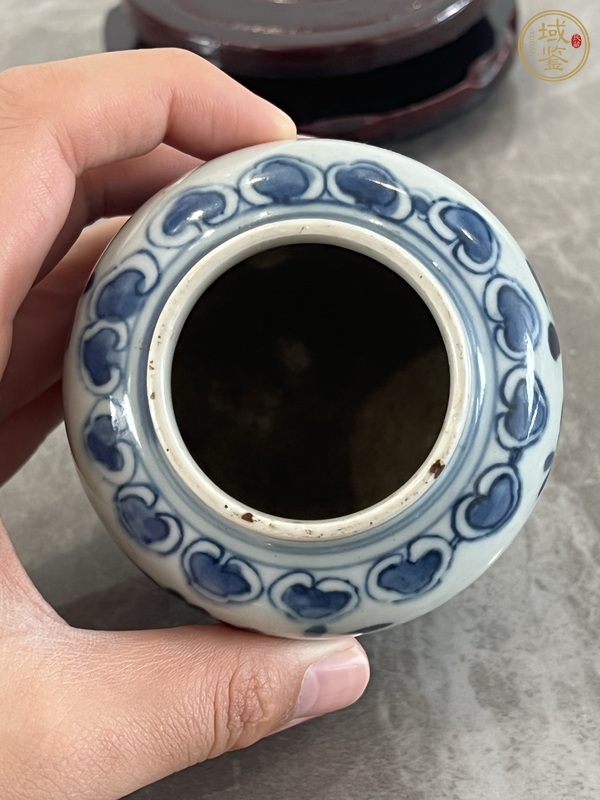 古玩陶瓷花卉紋青花罐真品鑒賞圖
