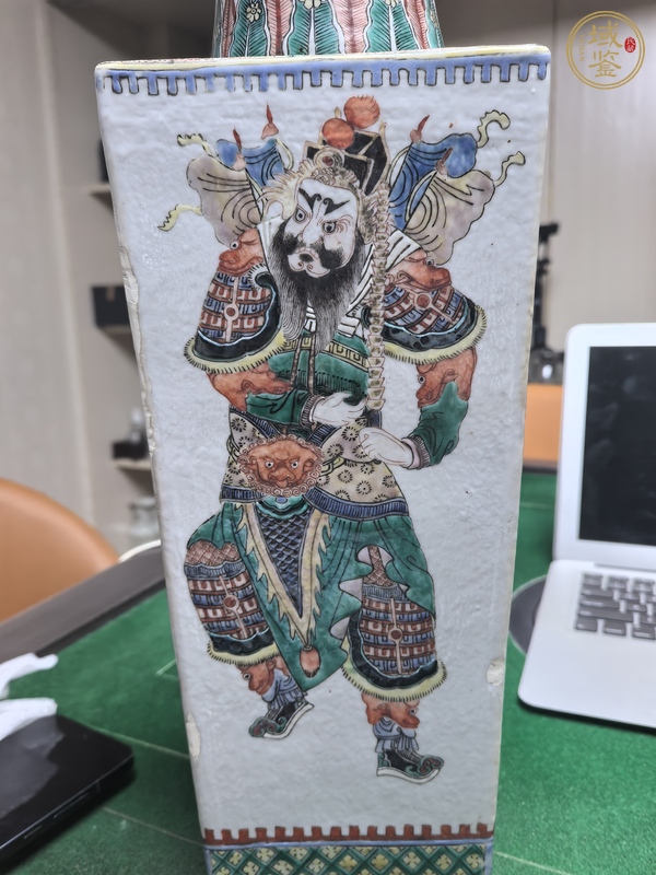 古玩陶瓷五彩人物紋天圓四方瓶真品鑒賞圖