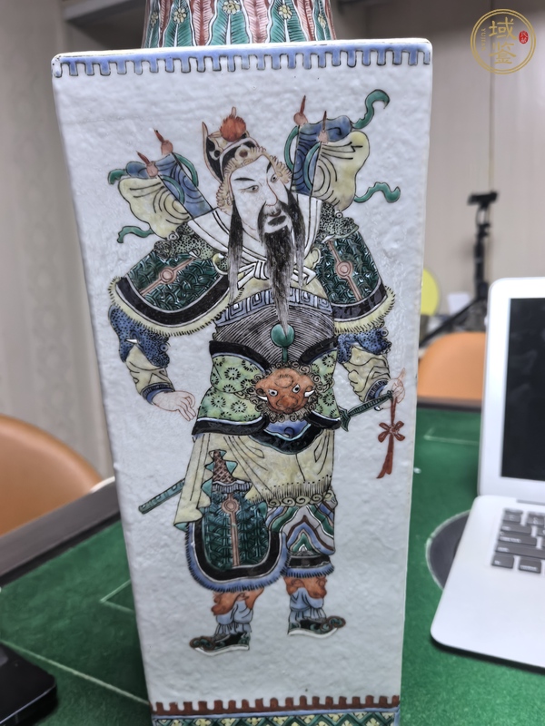 古玩陶瓷五彩人物紋天圓四方瓶真品鑒賞圖