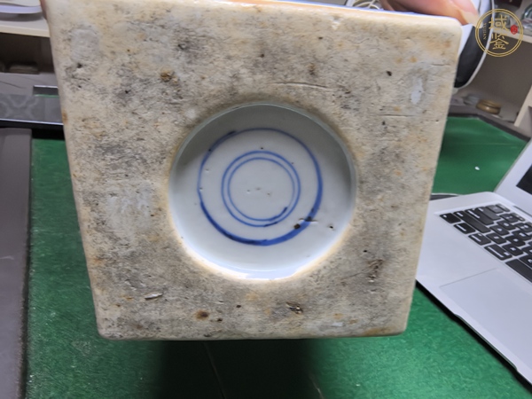 古玩陶瓷五彩人物紋天圓四方瓶真品鑒賞圖
