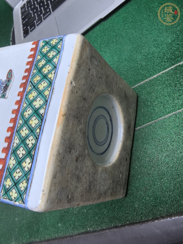 古玩陶瓷五彩人物紋天圓四方瓶真品鑒賞圖