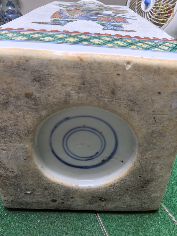 古玩陶瓷五彩人物紋天圓四方瓶真品鑒賞圖