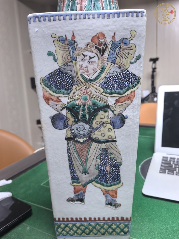 古玩陶瓷五彩人物紋天圓四方瓶真品鑒賞圖