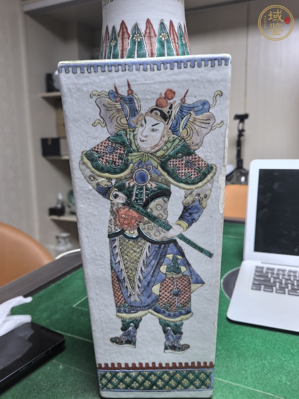 古玩陶瓷五彩人物紋天圓四方瓶真品鑒賞圖