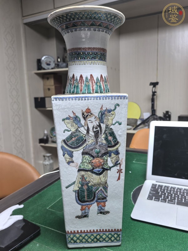 古玩陶瓷五彩人物紋天圓四方瓶真品鑒賞圖
