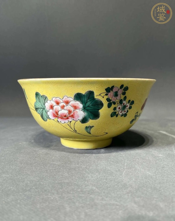 古玩陶瓷黃地軋道粉彩花卉紋碗真品鑒賞圖