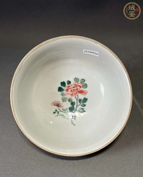 古玩陶瓷黃地軋道粉彩花卉紋碗真品鑒賞圖