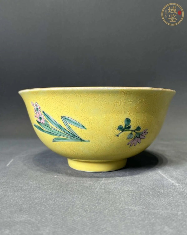 古玩陶瓷黃地軋道粉彩花卉紋碗真品鑒賞圖