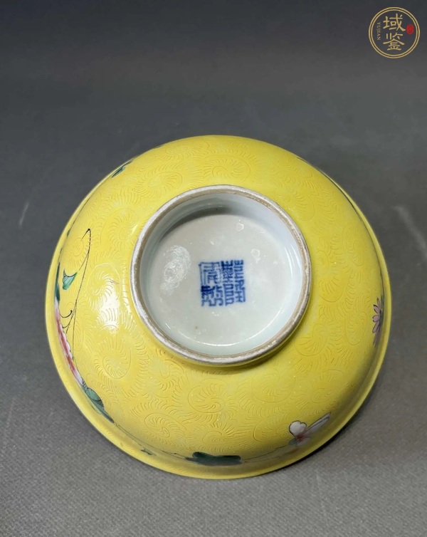 古玩陶瓷黃地軋道粉彩花卉紋碗真品鑒賞圖