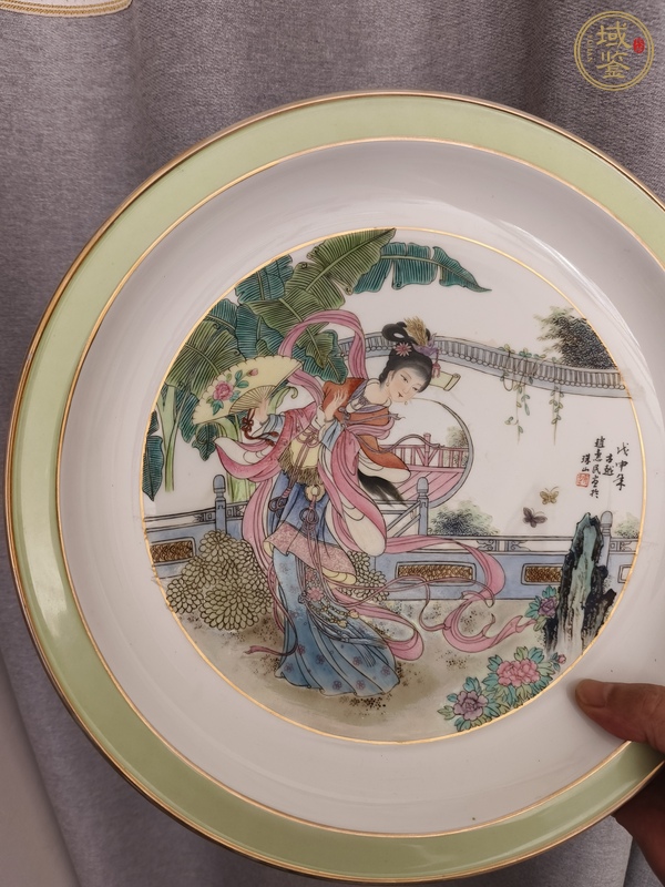 古玩陶瓷粉彩人物盤真品鑒賞圖