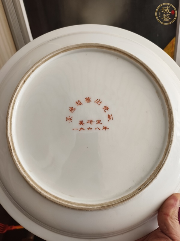 古玩陶瓷粉彩人物盤真品鑒賞圖