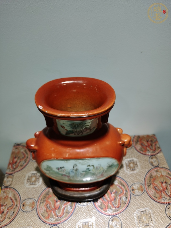 古玩陶瓷珊瑚紅開窗人物雙耳瓶真品鑒賞圖