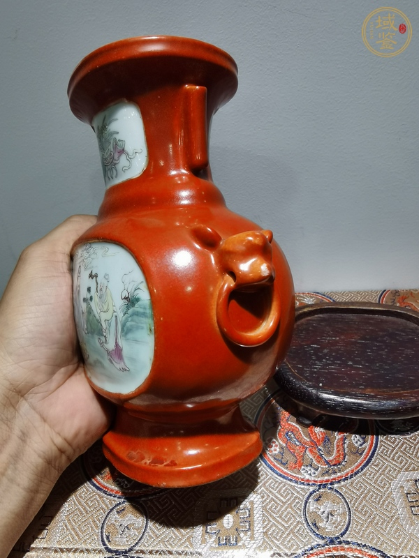 古玩陶瓷珊瑚紅開窗人物雙耳瓶真品鑒賞圖