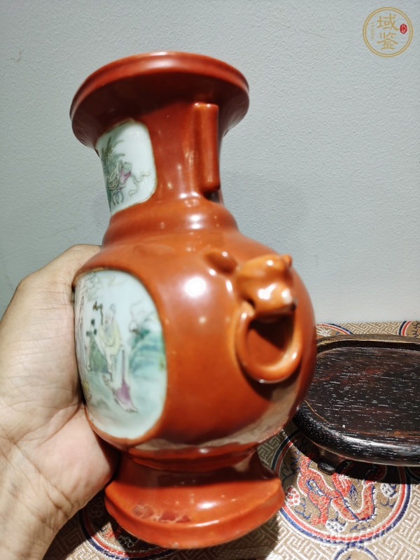 古玩陶瓷珊瑚紅開窗人物雙耳瓶真品鑒賞圖