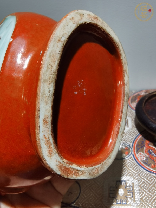 古玩陶瓷珊瑚紅開窗人物雙耳瓶真品鑒賞圖