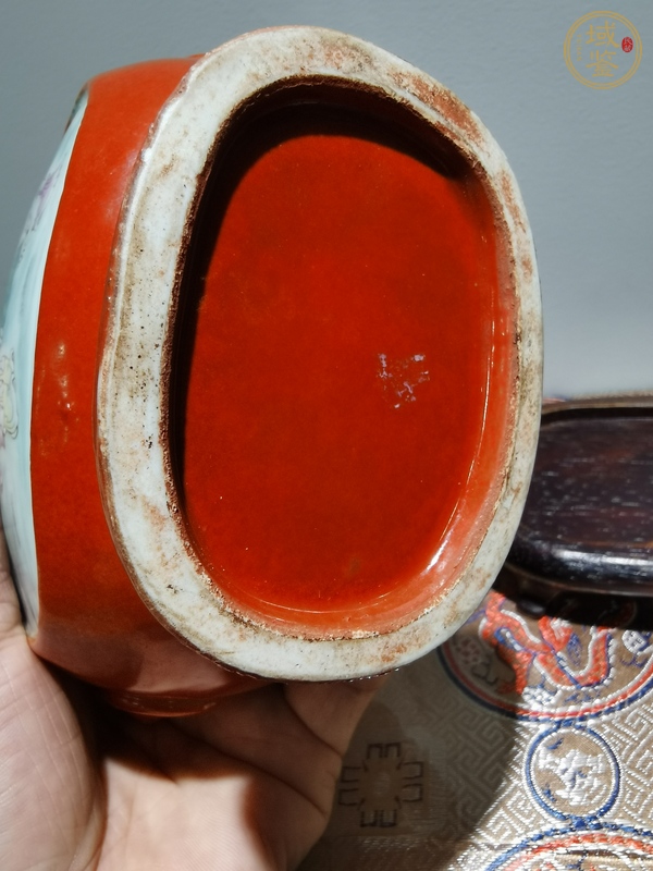 古玩陶瓷珊瑚紅開窗人物雙耳瓶真品鑒賞圖