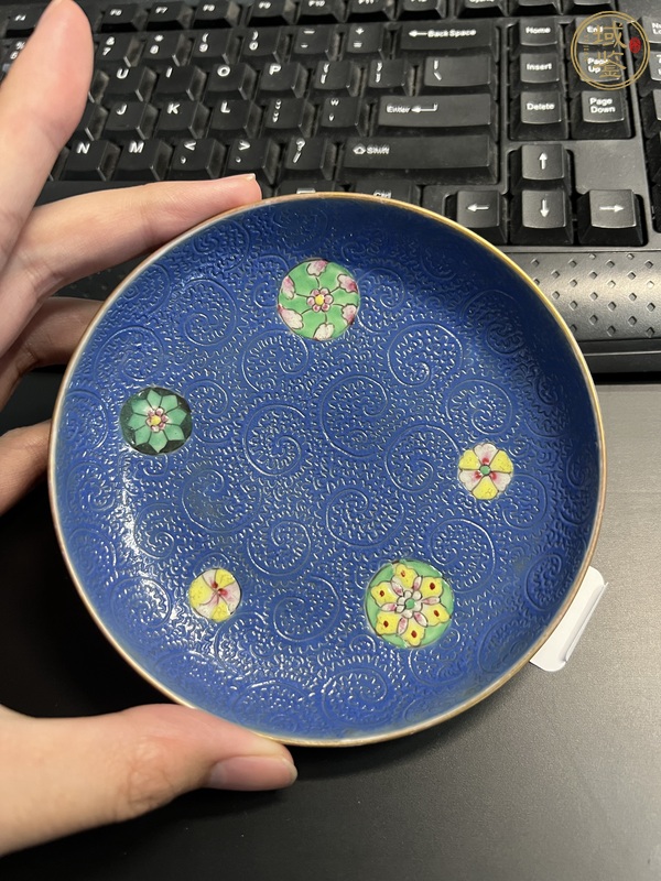 古玩陶瓷軋道粉彩皮球花盤真品鑒賞圖