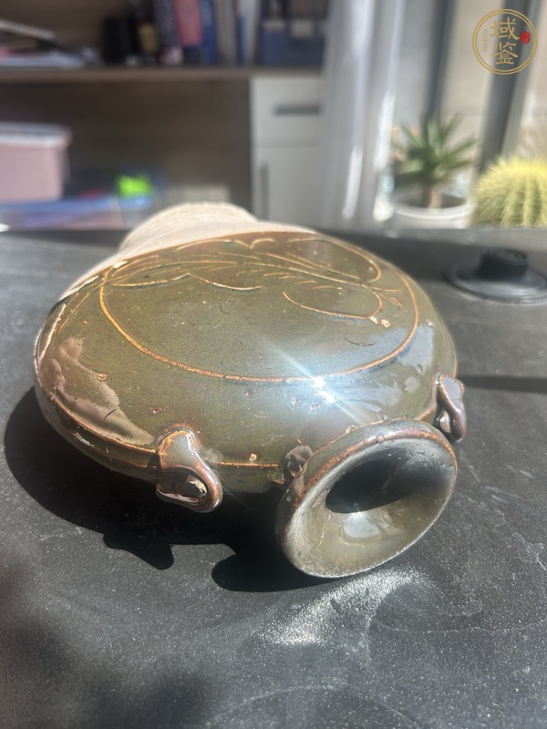 古玩陶瓷耀州窯紫金釉樹(shù)葉紋穿帶扁壺真品鑒賞圖