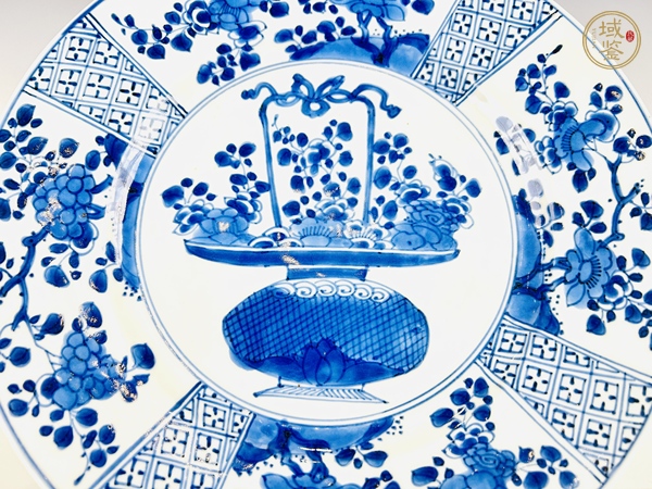 古玩清康熙·提籃花卉青花盤真品鑒賞圖
