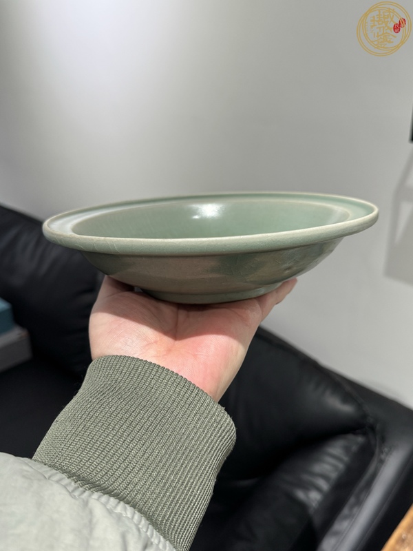 古玩陶瓷元代初期龍泉折沿盤真品鑒賞圖