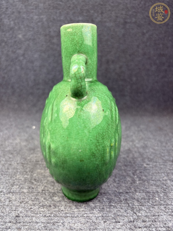 古玩陶瓷綠哥釉暗刻八卦紋雙耳抱月瓶真品鑒賞圖